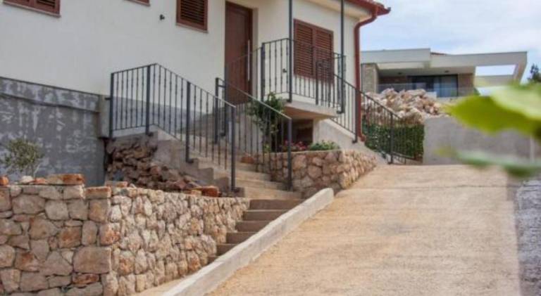 Vacation home with 3 rooms for 7 persons in Jelsa
