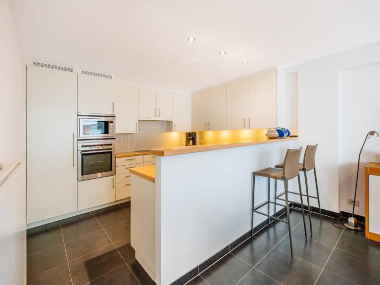 Spacious flat with lateral sea view — photo 5