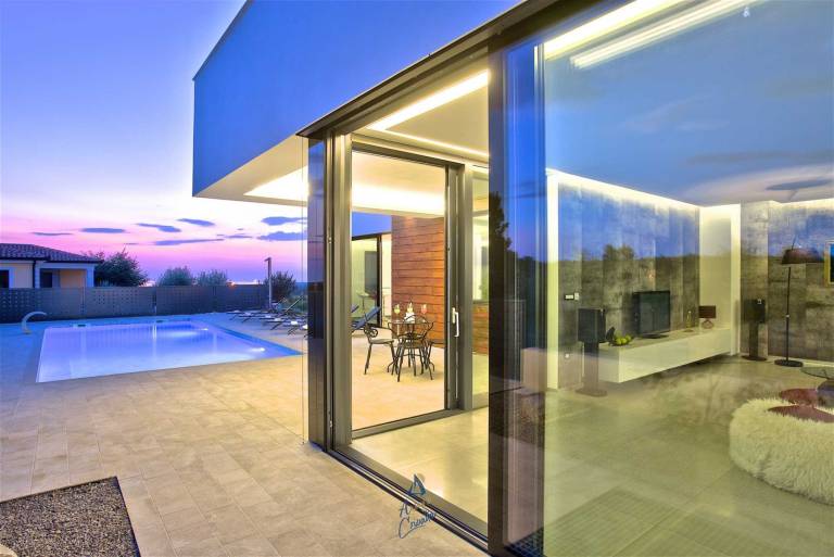 Vibrant modern 5-BR Villa for 10+2, with pool and a sea view — photo 4