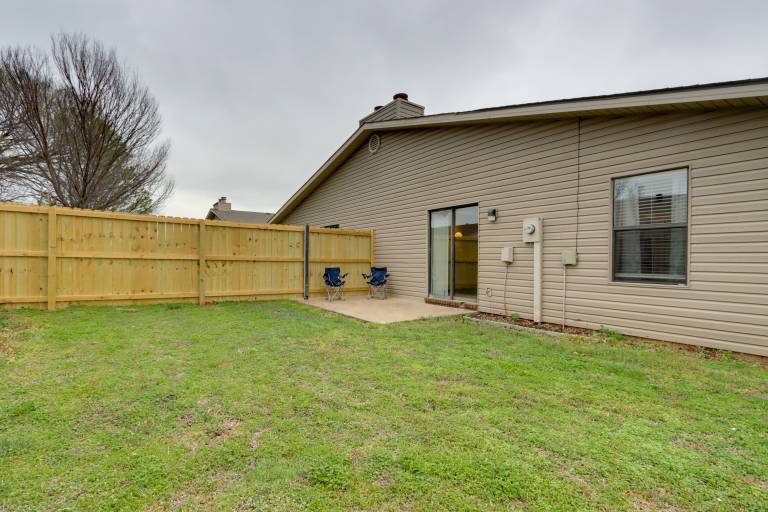 5 Mi to Razorback Greenway: Cozy Fayetteville Home — photo 3