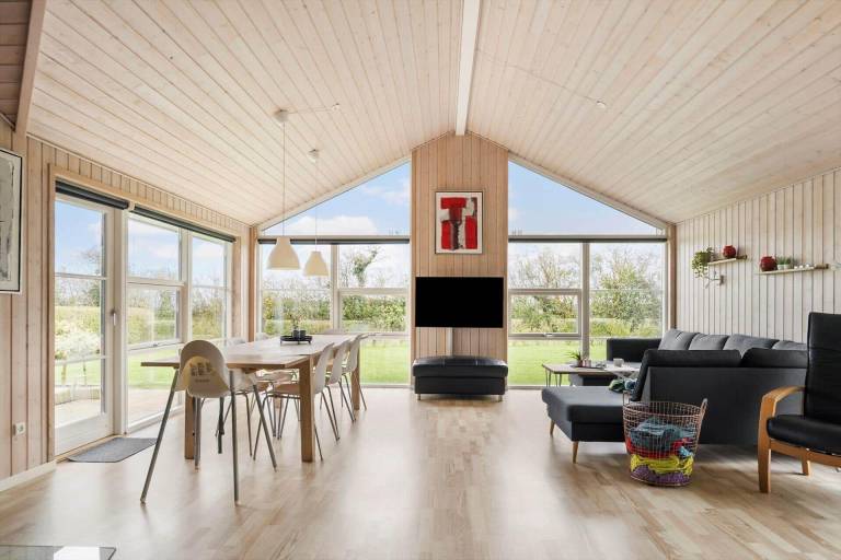Child-friendly vacation home with patio, barbecue & sauna | Pet-friendly — photo 3