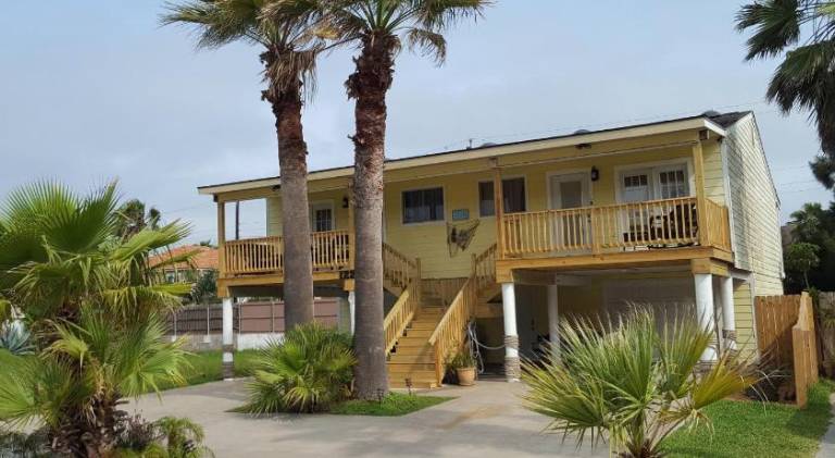 Fully equipped spacious house with grill | Next to the beach | Pets are welcome in South Padre Island, TX