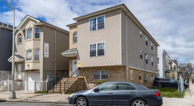 Huge 3BR Urban Gem just 3 miles to NYC plus Free Parking — photo 4