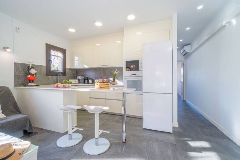 Villa with BBQ, private pool & yard | Pets allowed — photo 4