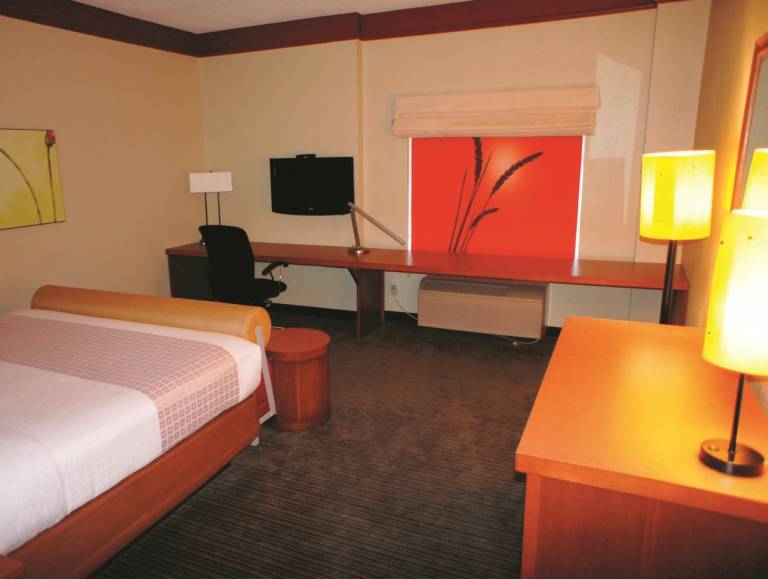 La Quinta Inn & Suites by Wyndham Atlanta Ballpark/Galleria in Marietta, GA