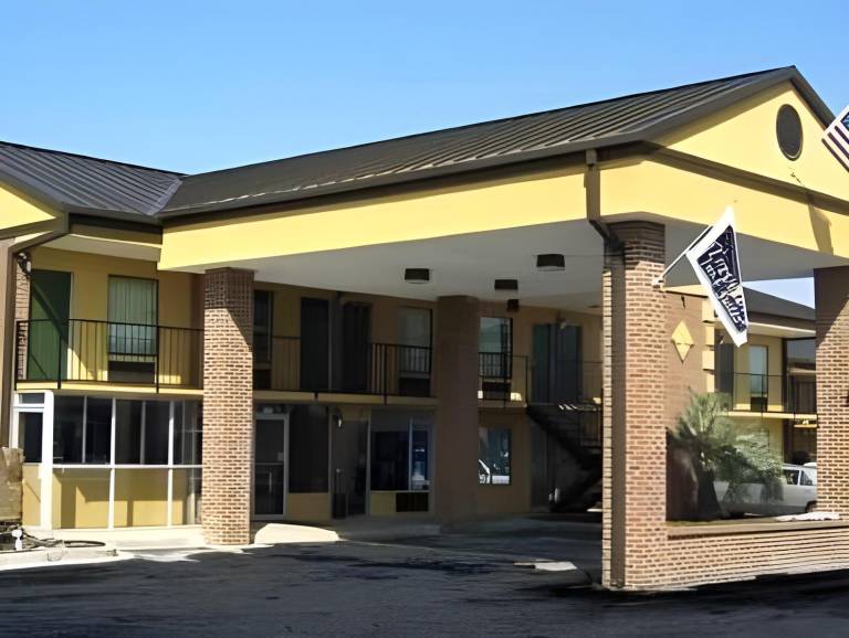Travelers Inn & Suites in Sumter, SC