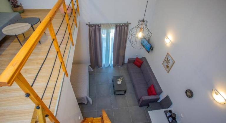 Serviced apartment with pool, terrace & yard | Pet-friendly — photo 5