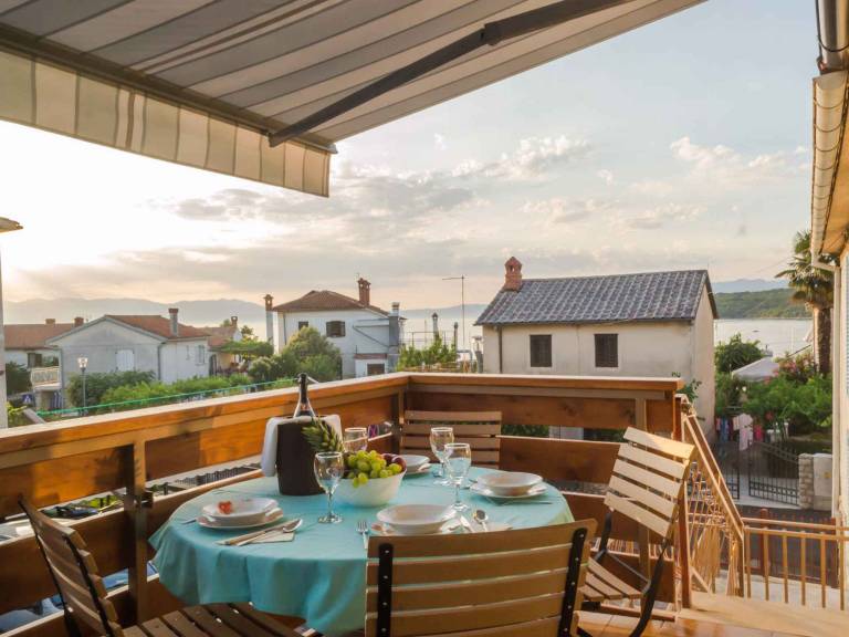 Holiday apartment with air conditioning, outdoor pool and sea view balcony — photo 5