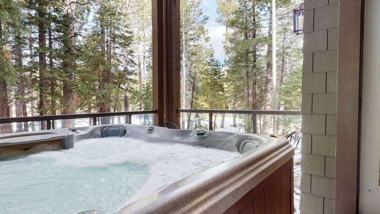 Woodwinds 1323 Pet-Friendly, On Sierra Star Golf Course, Garage and Jacuzzi, Luxury Home in Mammoth Lakes, CA