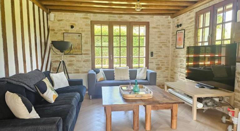 Villa with pool — photo 4
