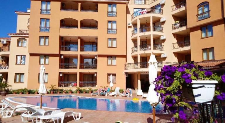 Serviced apartment with pool & yard | Beach nearby | Pet-friendly — photo 5