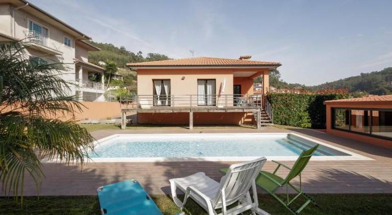 Vacation home with terrace, grill & garden in Braga