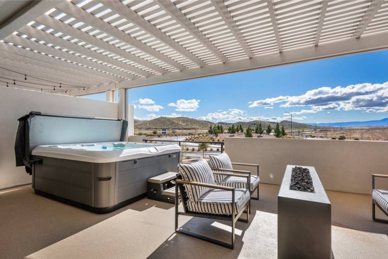 Fully equipped spacious house with pool, grill & hot tub | Pet-friendly in Washington, UT