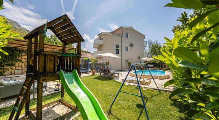 Vacation home with pool & hot tub in Podstrana