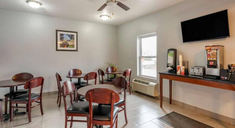Econo Lodge Inn & Suites Granite City - St. Louis — photo 3