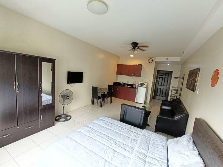 Vacation home with pool in Manila