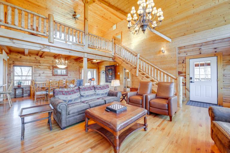 Deck & Mtn Views! Luxe Log Cabin in Waynesville — photo 5