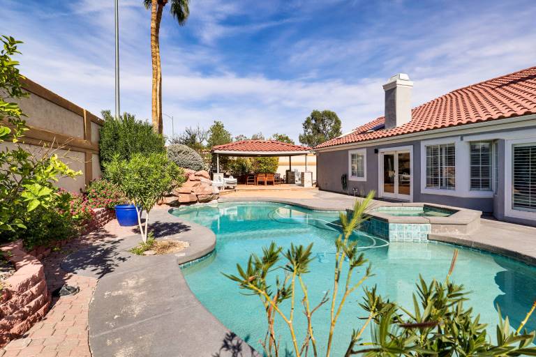 4 300 Sq Ft Villa in West Vegas w Pool & Games