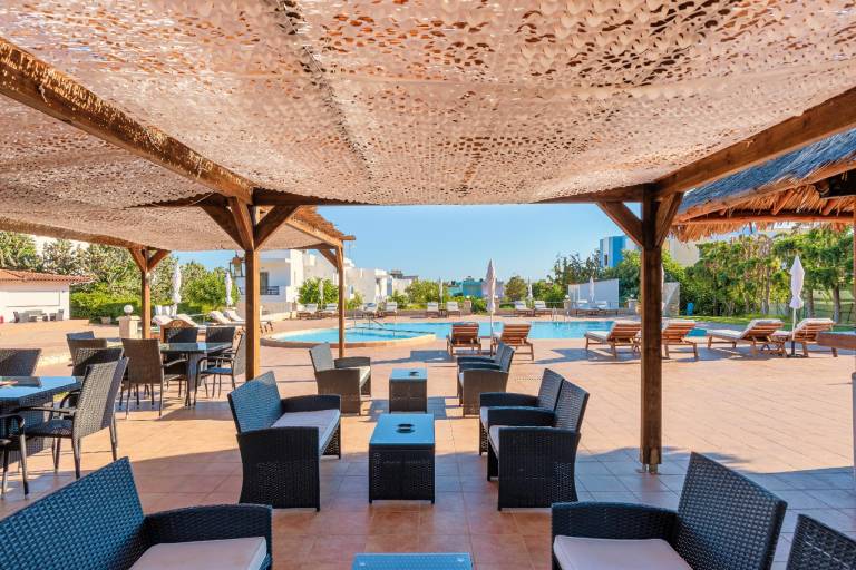Charming holiday apartment with patio, garden & pool | Close to the beach | Pet-friendly — photo 2