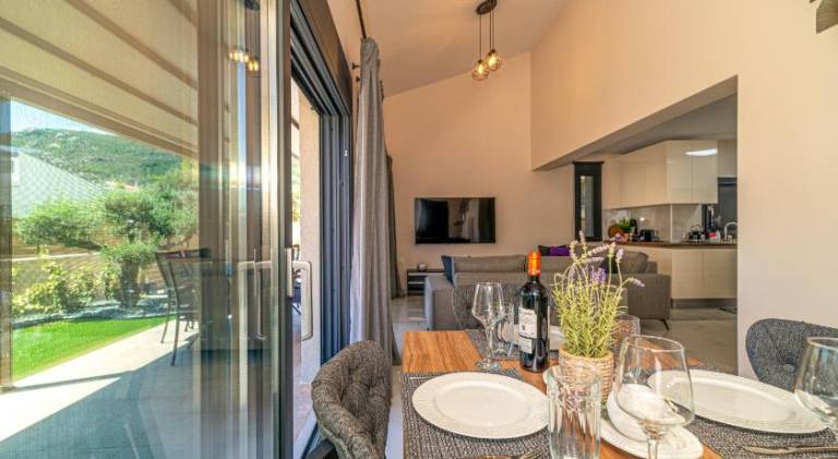 Villa with patio, barbecue & yard | Beach nearby | Pets allowed — photo 3