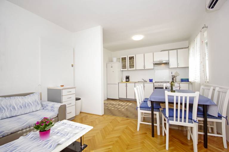 Holiday apartment with BBQ | Garden view — photo 4