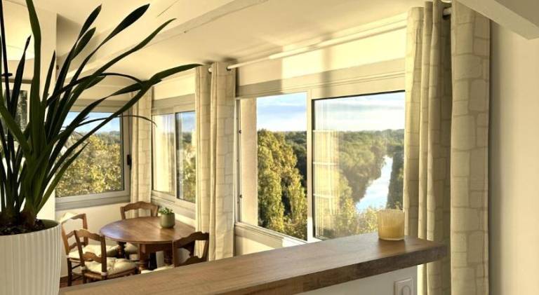 Charmante PETITE MAISON avec vue panoramique, en centre historique, proche d'Avignon, ancienne, reno in Villeneuve-les-Avignon