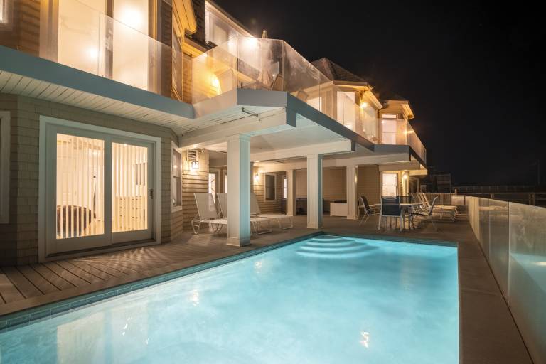 Spectacular 8 BR Oceanfront Hamptons Beach House — photo 3