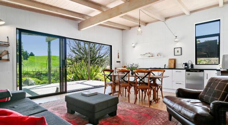 Lodge with patio, yard & BBQ in Taupo