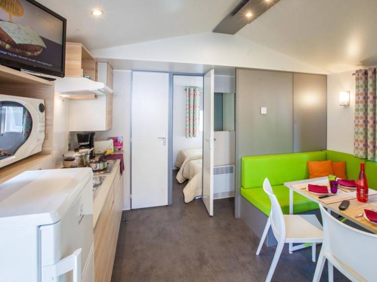 Family-oriented mobile home with patio, heated pool & barbecue | Pets are welcome — photo 5