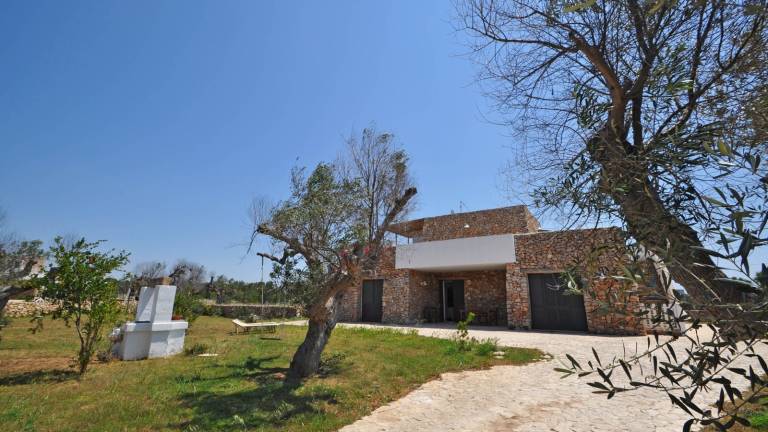 Villa with terrace, barbecue & yard — photo 3