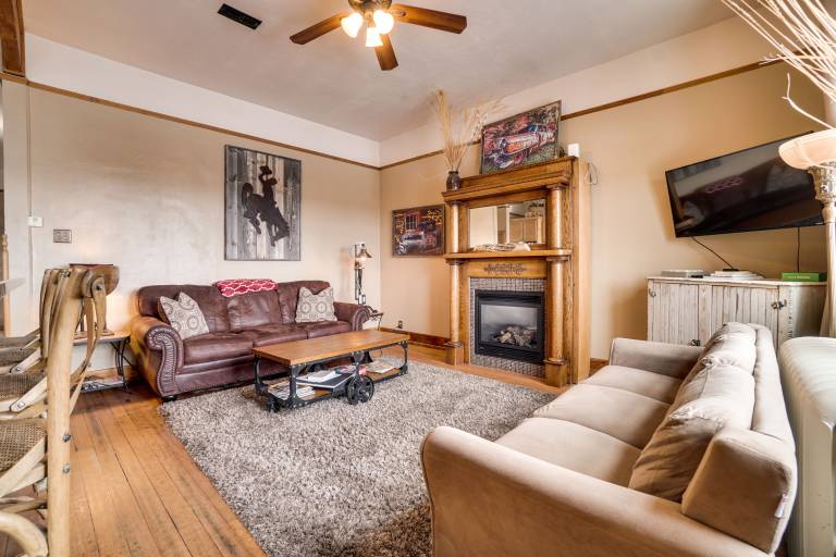 Vintage Downtown Laramie Apartment w/ Deck! — photo 2