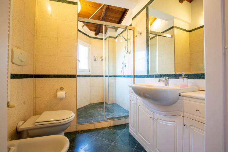 Fully equipped hostel with terrace | Close to Two Towers | Dogs allowed — photo 3