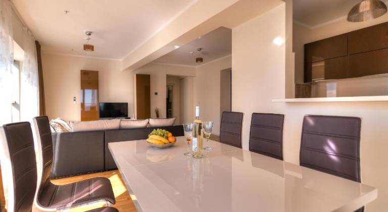 Rental apartment with patio — photo 2