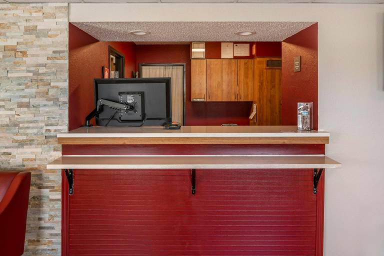 Red Roof Inn Queensbury — photo 3