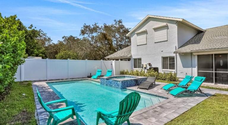 Vacation home with pool — photo 4