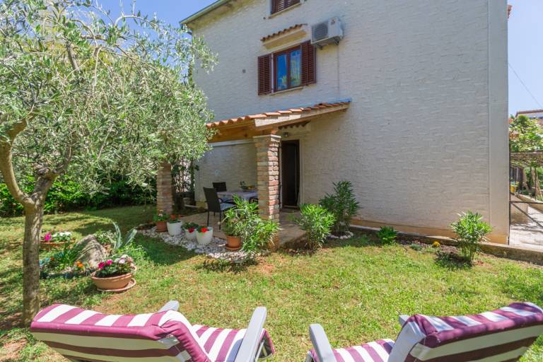 Rental apartment with yard — photo 2