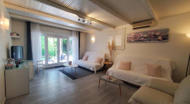 Apartment with yard & terrace — photo 2