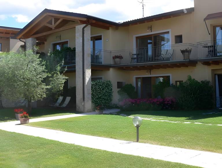 Serviced apartment with terrace, pool & yard in Torri del Benaco