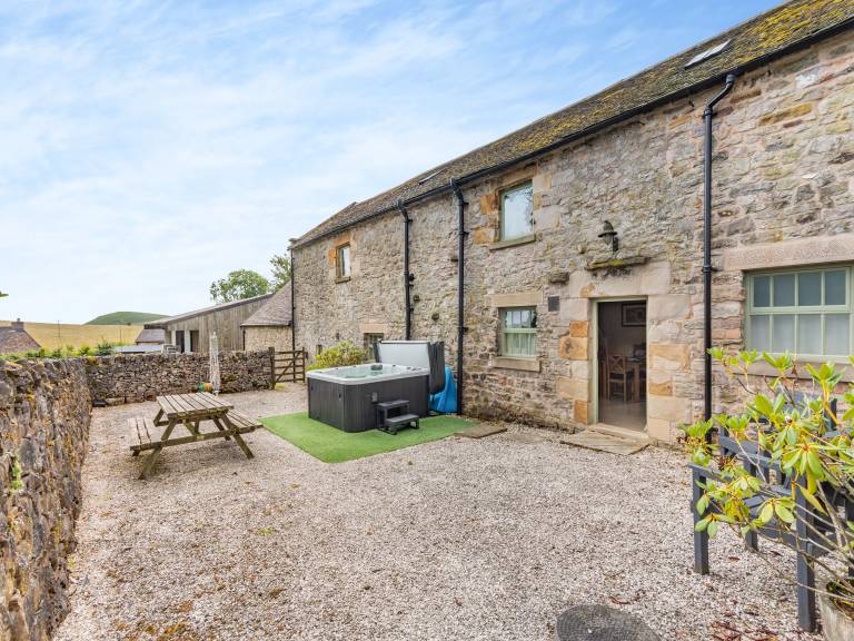 Cottage with grill, yard & hot tub in Stafford