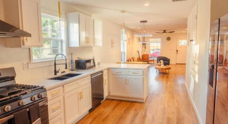 Cozy Downtown Cottage 10 Mins to Pcola Beach — photo 4