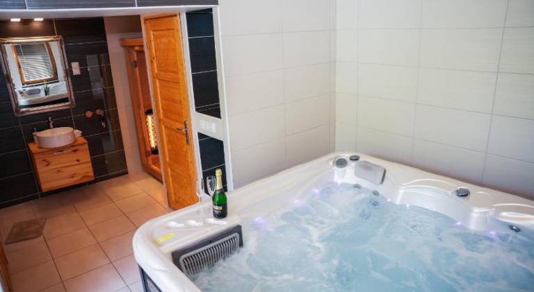 Villa with sauna, patio & hot tub | Pet-friendly — photo 5