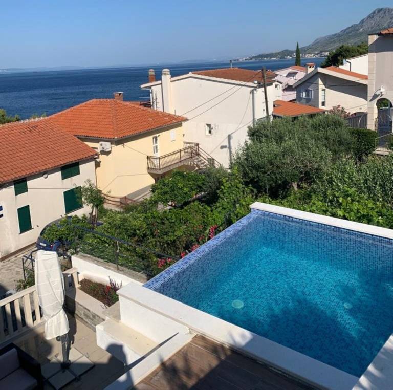 Luxury apt w shared pool, 3 balconies and terrace in Omis