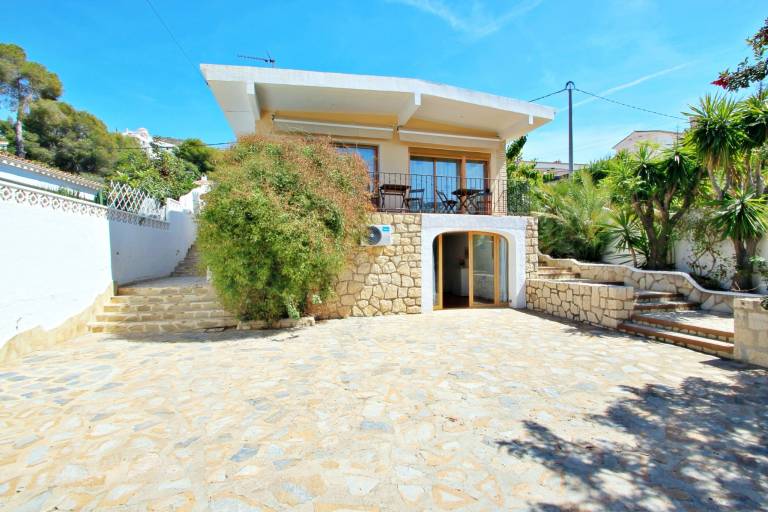 Villa with barbeque, private pool & yard | City view — photo 4