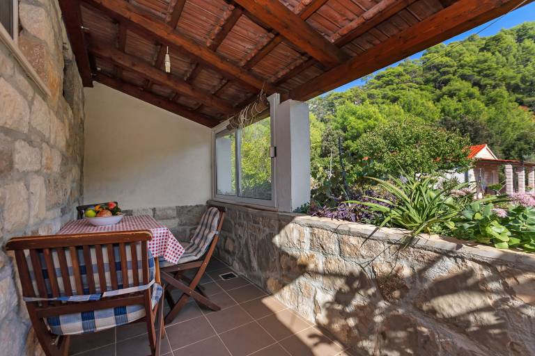 Rental apartment with BBQ, patio & garden | Garden view — photo 4