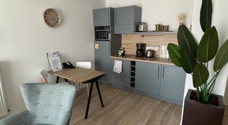 Serviced apartment with sauna, yard & patio — photo 4