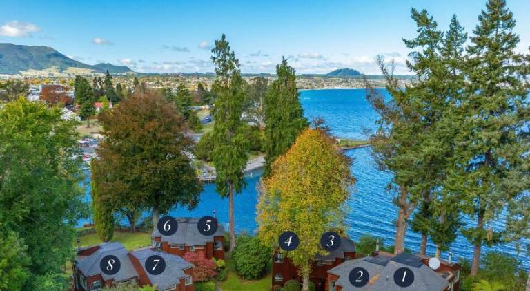 Ample serviced apartment with hot tub, yard & patio | Next to the beach | Dogs allowed in Taupo