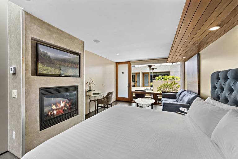 Enjoy the Best of Both Worlds Beach and cook at Deluxe King Room