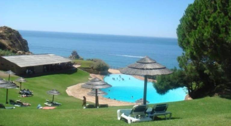 Fully equipped vacation home with terrace, garden & grill | Next to the beach | Pet-friendly in Portimão