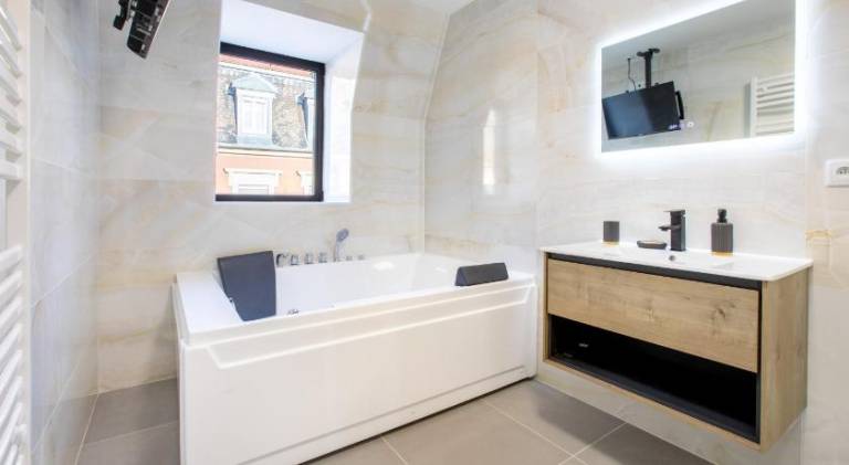 Apartment with hot tub — photo 2