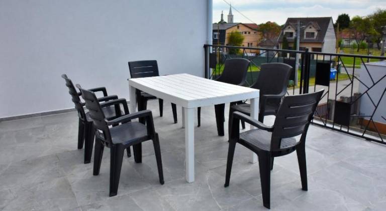 Rental apartment with yard & patio — photo 5